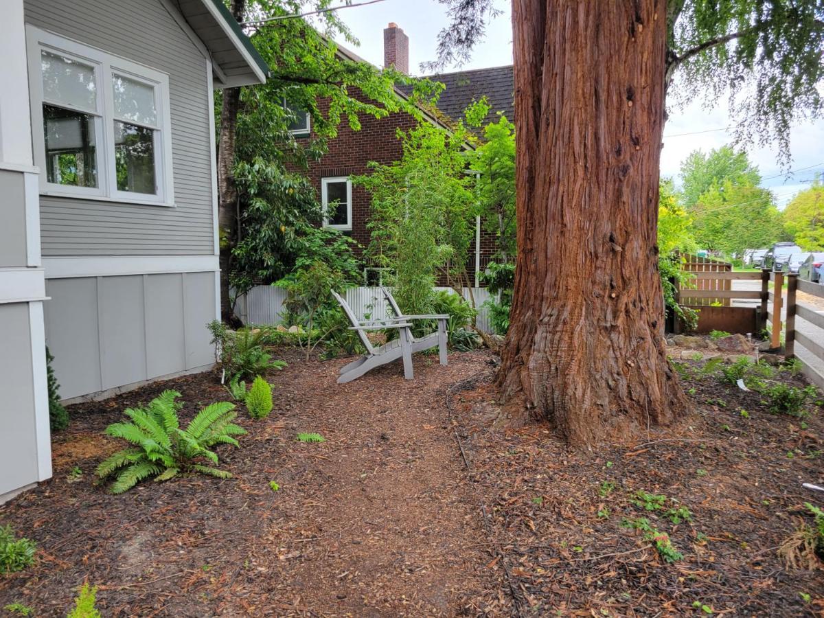 シアトル Modern Craftsman Garden Patio In Georgetownヴィラ エクステリア 写真